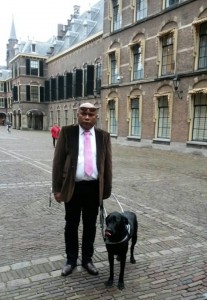 Sidney met Bas op het binnenhof bij de Tweede Kamer in Den Haag